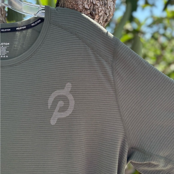 Peloton Olive Vented Striped Active Tee Size XL - Picture 3 of 8